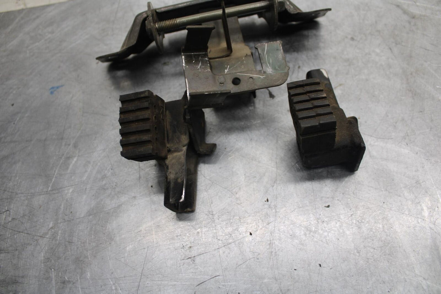 1998 Suzuki TL1000S GAS TANK FUEL CELL PETROL RESERVOIR BRACKET MOUNT BB508