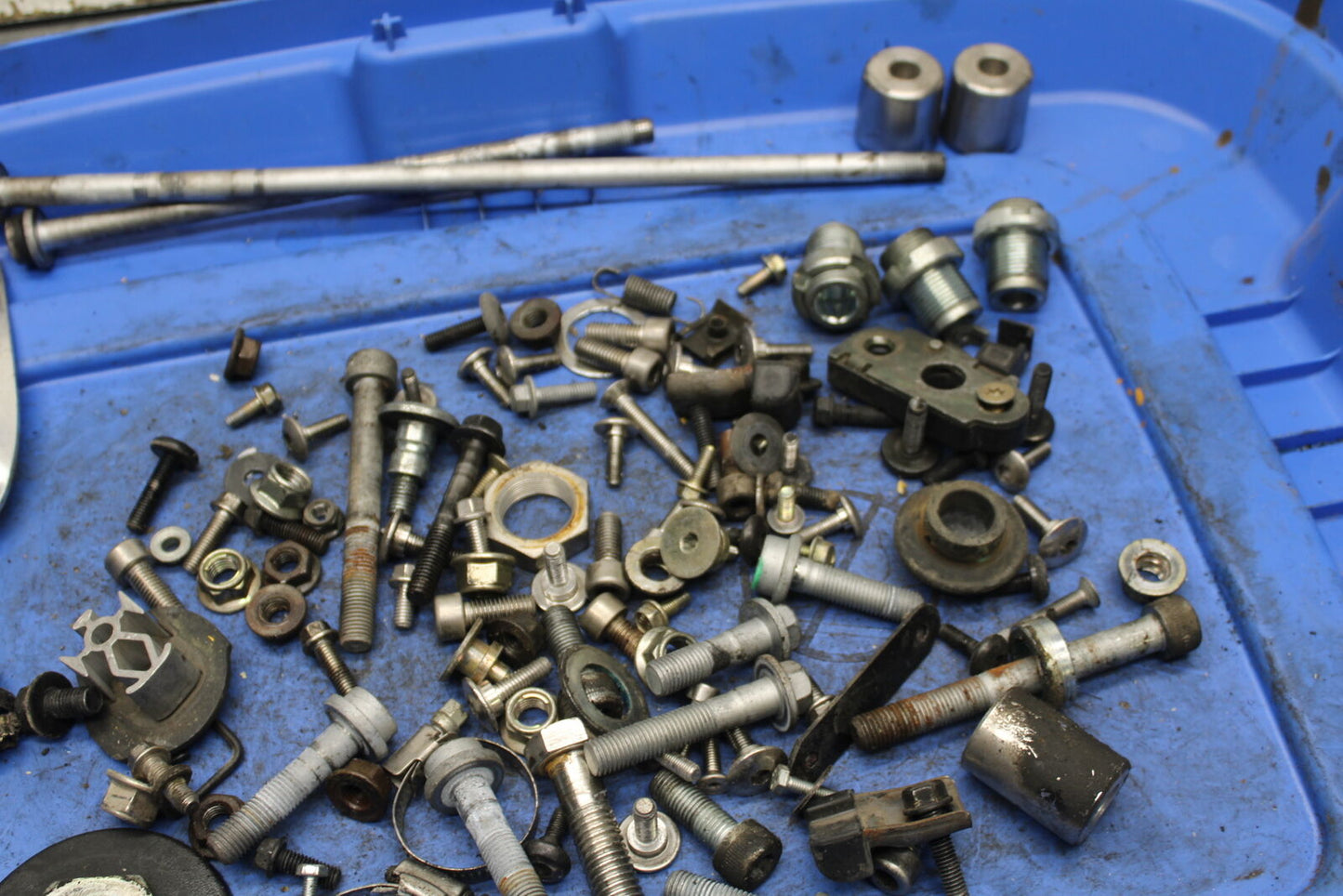 03-04 TRIUMPH DAYTONA 600 MOUNTING BOLTS HARDWARE MOTOR SCREWS BB745