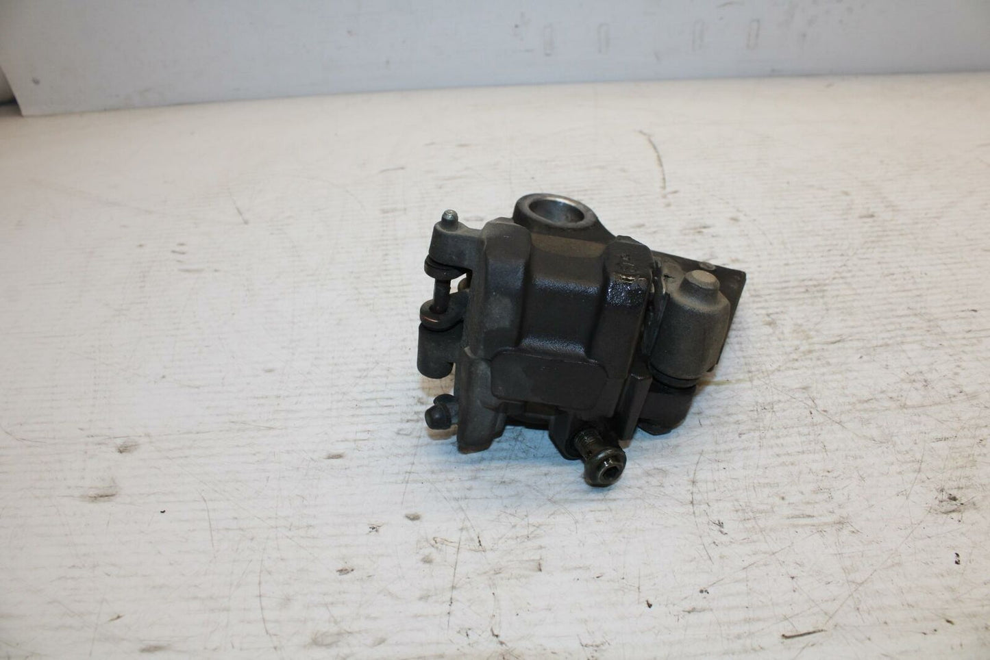 07 YAMAHA YZF R6 2c0 REAR BACK BRAKE CALIPER W MOUNT BRACKET BB297