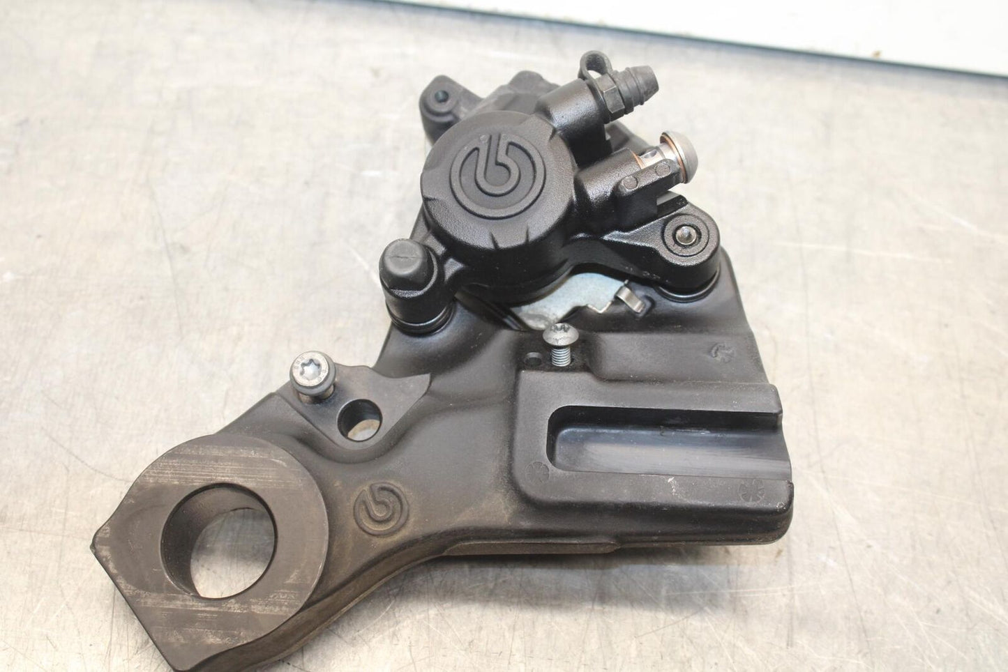 20-23 BMW F900R REAR BACK BRAKE CALIPER W MOUNT BRACKET BB603