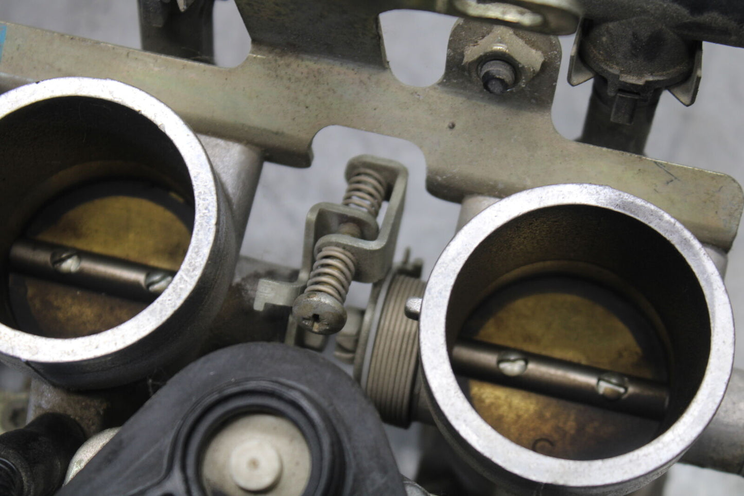 01-06 TRIUMPH TIGER 955I MAIN FUEL INJECTORS / THROTTLE BODIES BB693