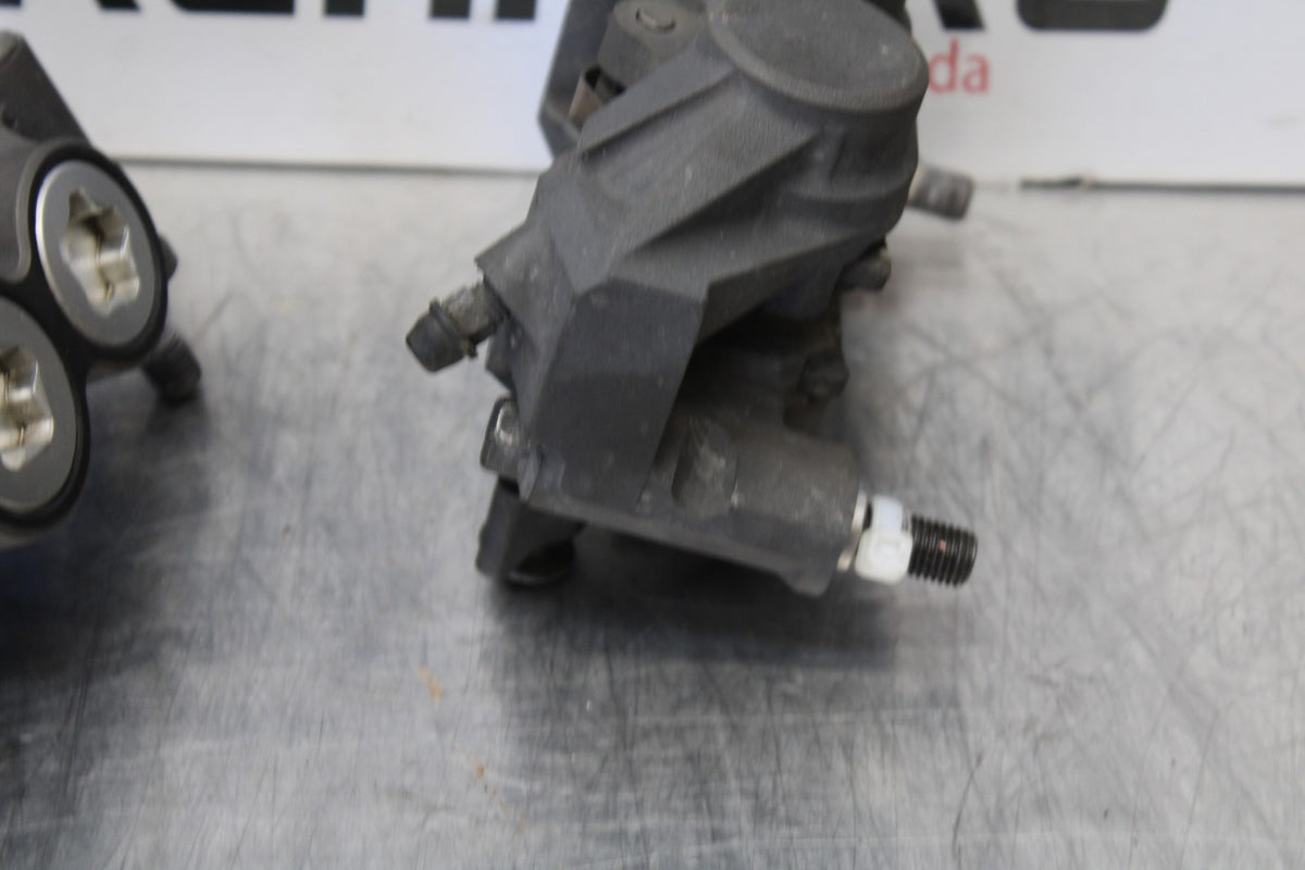 04-05 YAMAHA YZF R1 RIGHT LEFT FRONT BRAKE CALIPER SET PAIR CALIPERS BB173