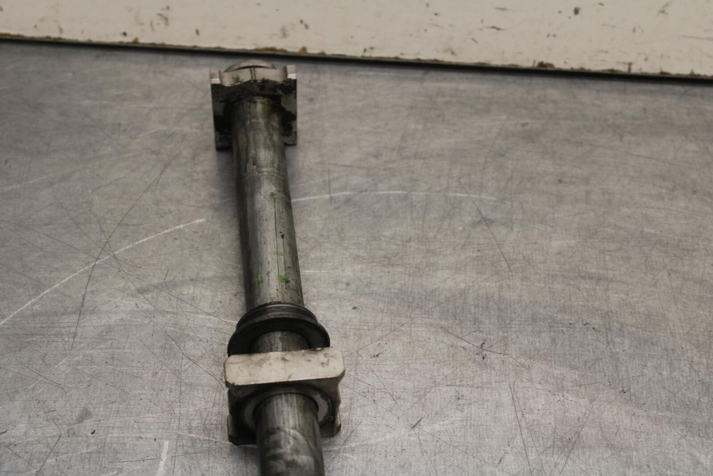 05-06 HONDA CBR600RR REAR AXLE BACK WHEEL RIM BOLT AXEL 42301-MEE-D00 BB624