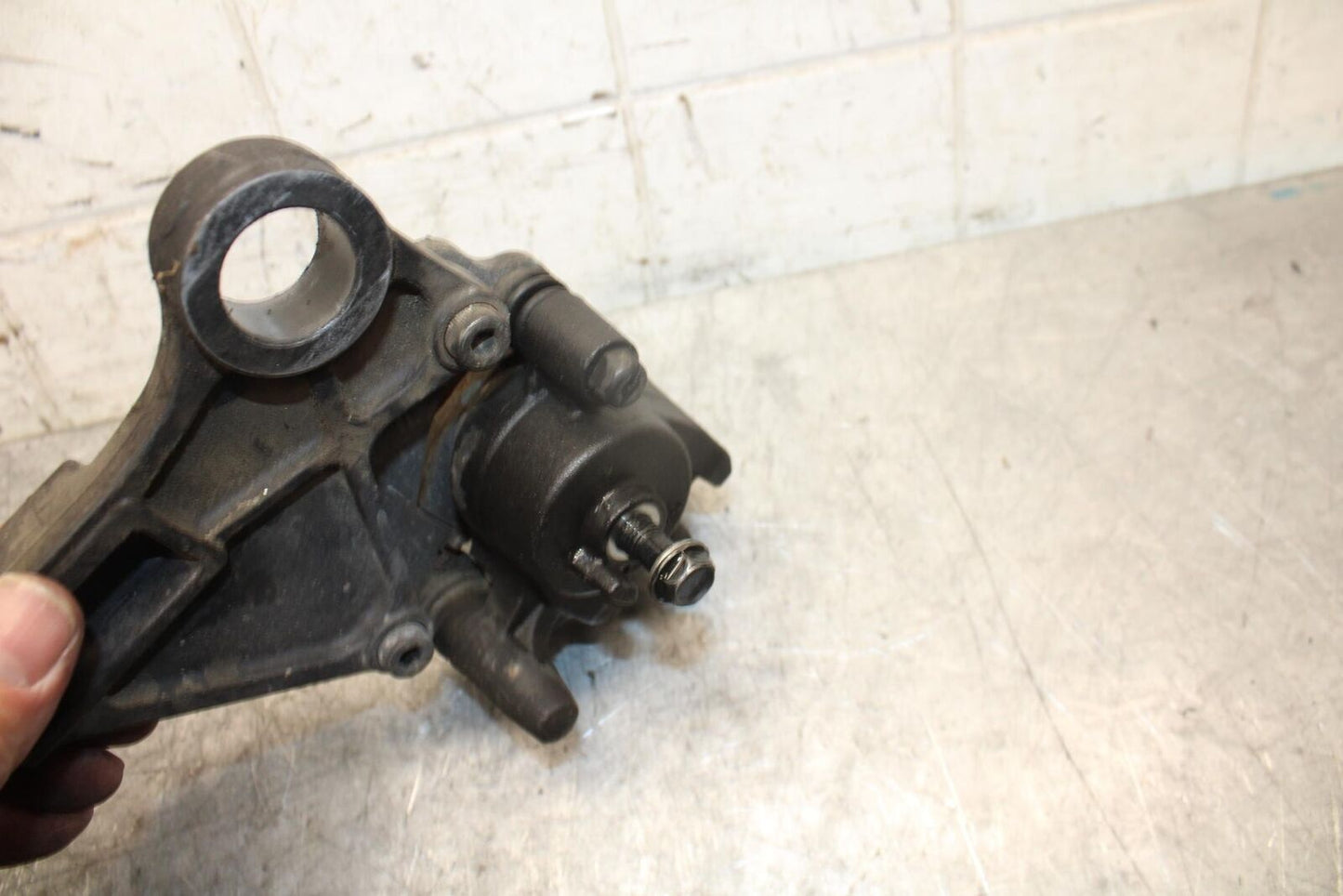 2009 Kawasaki Ninja ZX6R ZX600R REAR BACK BRAKE CALIPER W MOUNT BRACKET BB538