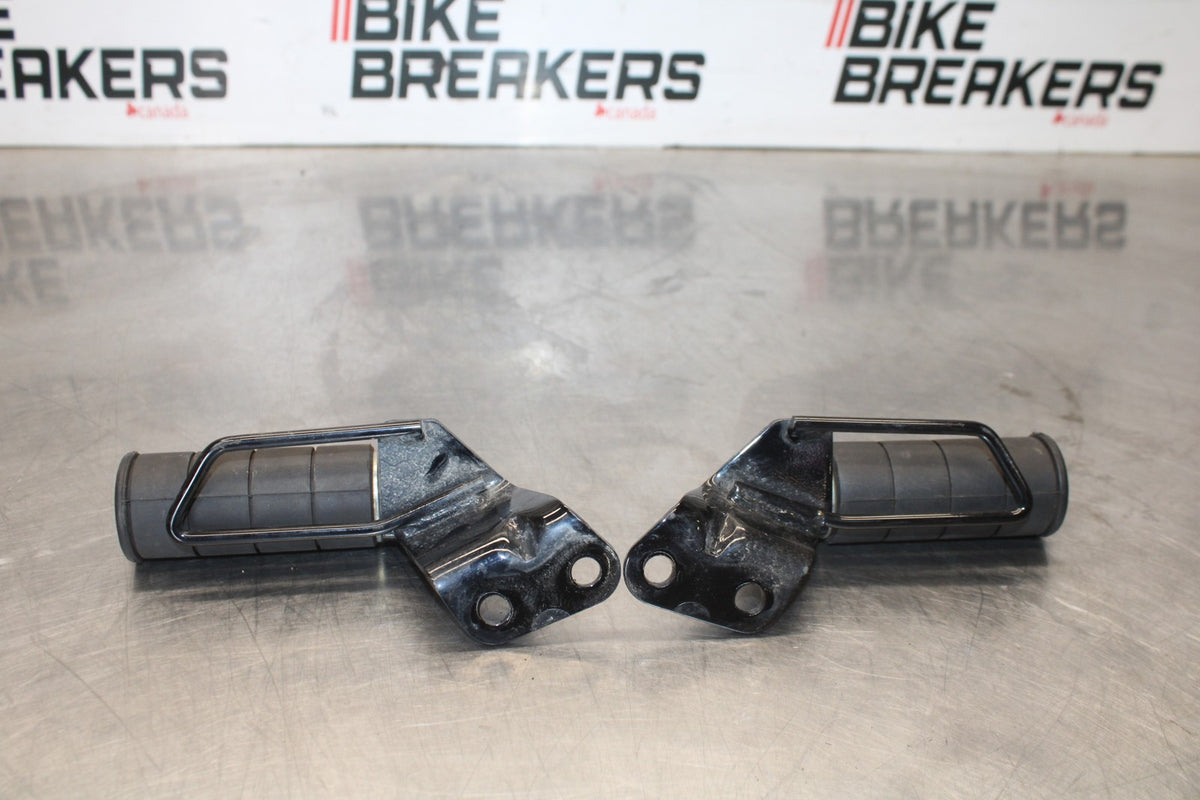 07 SUZUKI BOULEVARD M50 REAR PASSENGER FOOT STEP PEG SET BB897