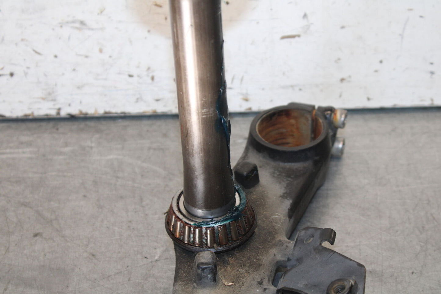 01-06 TRIUMPH TIGER 955I FRONT FORKS CLAMP LOWER TRIPLE TREE STEM BB693