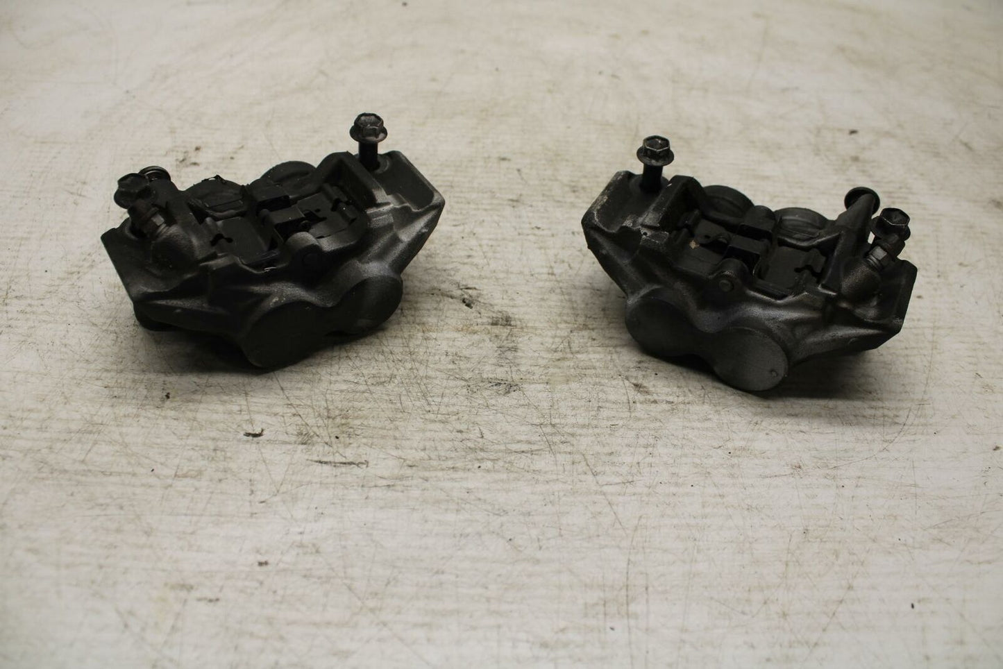 15 YAMAHA FZ09 RIGHT LEFT FRONT BRAKE CALIPER SET PAIR CALIPERS BB367