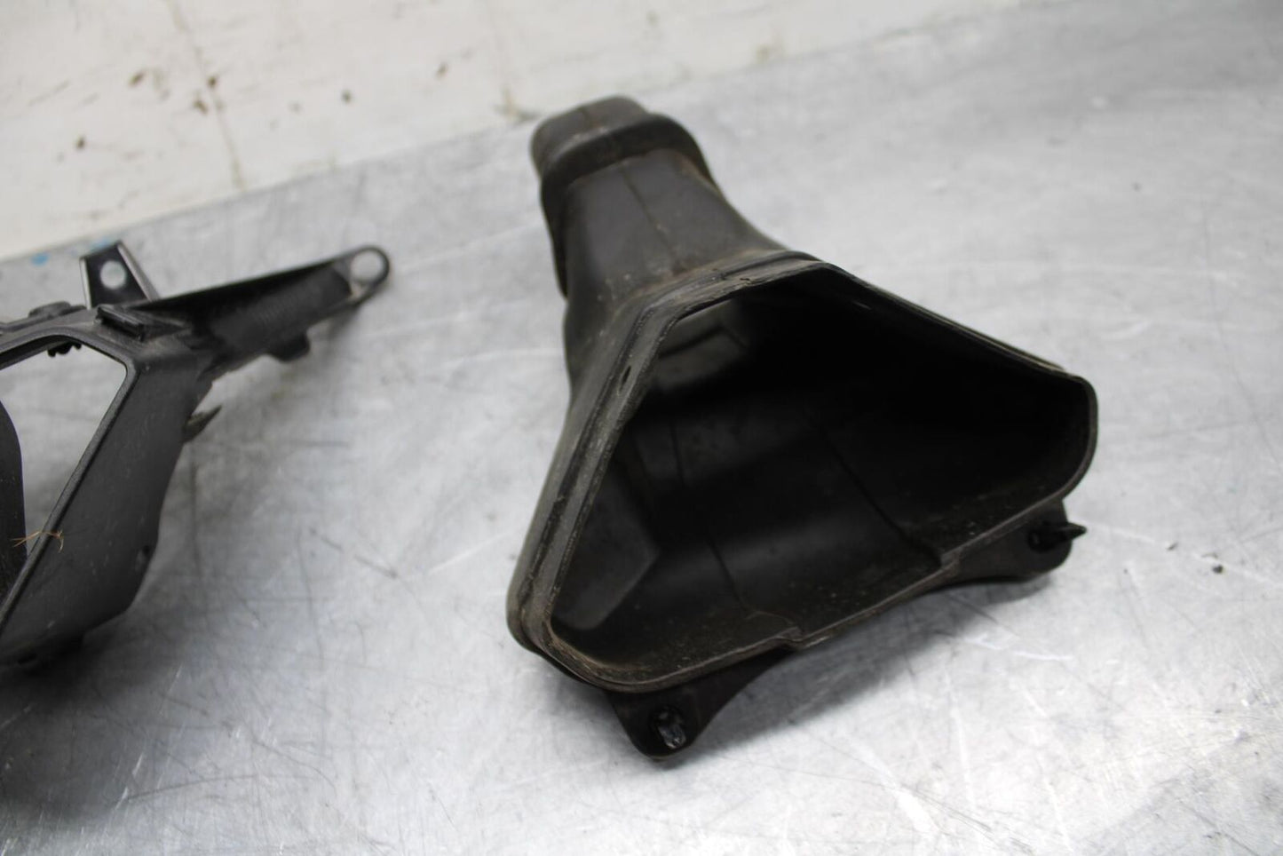 17-21 TRIUMPH STREET TRIPPLE R ABS AIR INTAKE GRILL bb452