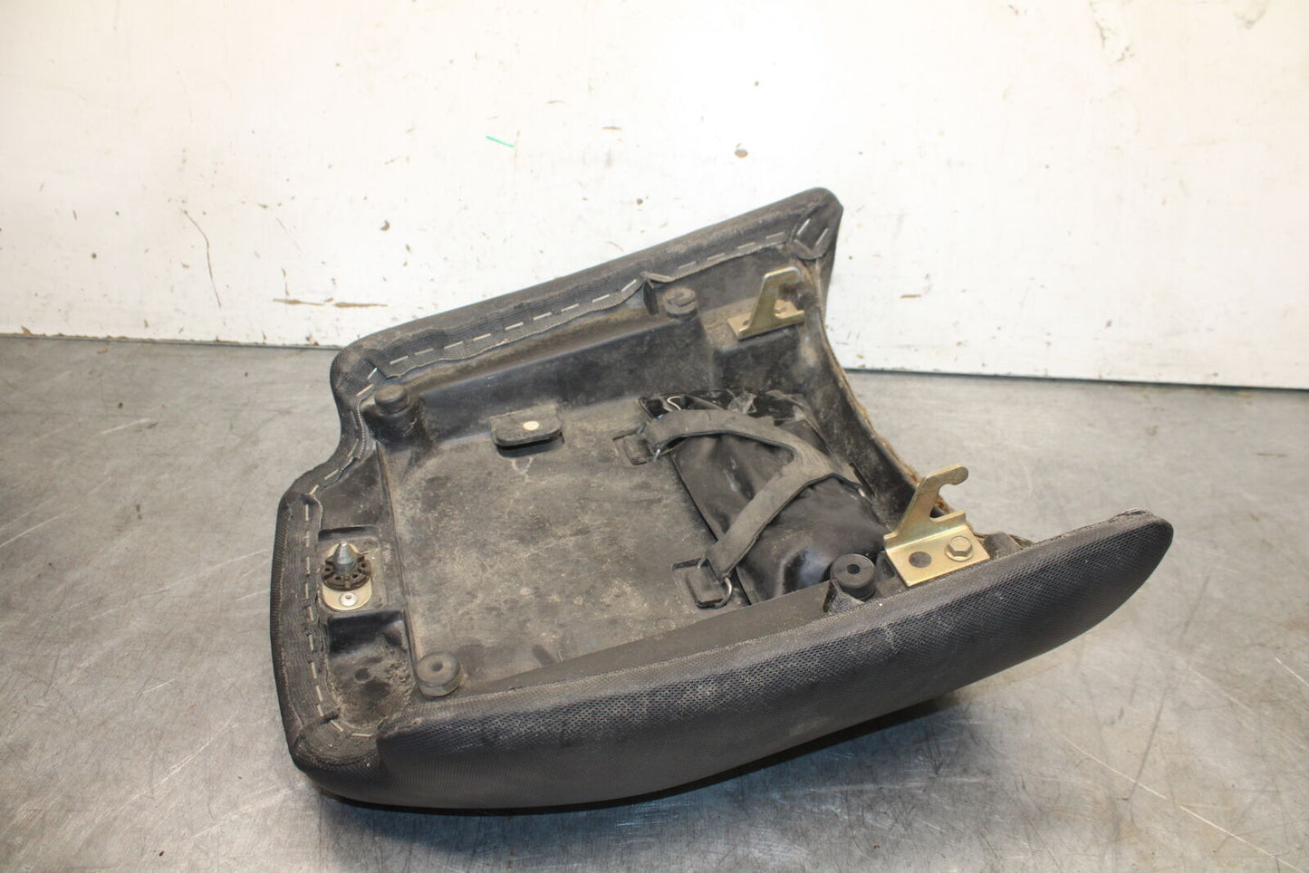 01-06 TRIUMPH TIGER 955I REAR BACK PASSENGER TANDEM SEAT PAD SADDLE BB693