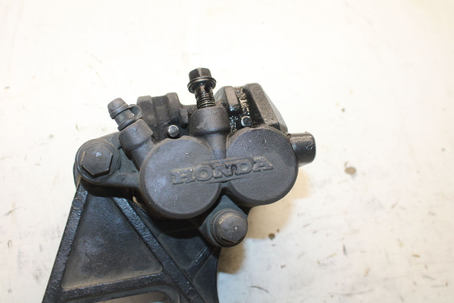 93-00 HONDA GOLDWING 1500 GL1500SE REAR BACK BRAKE CALIPER W MOUNT BRACKET BB700