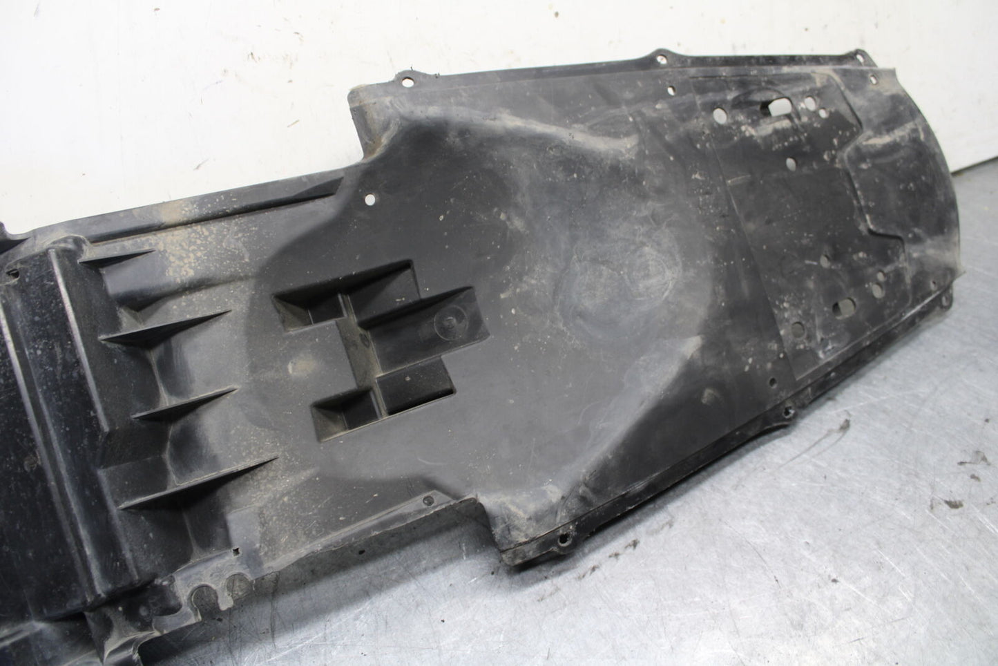 04-05 SUZUKI GSXR600 REAR BACK TAIL UNDERTAIL BATTERY TRAY PLASTIC BB658