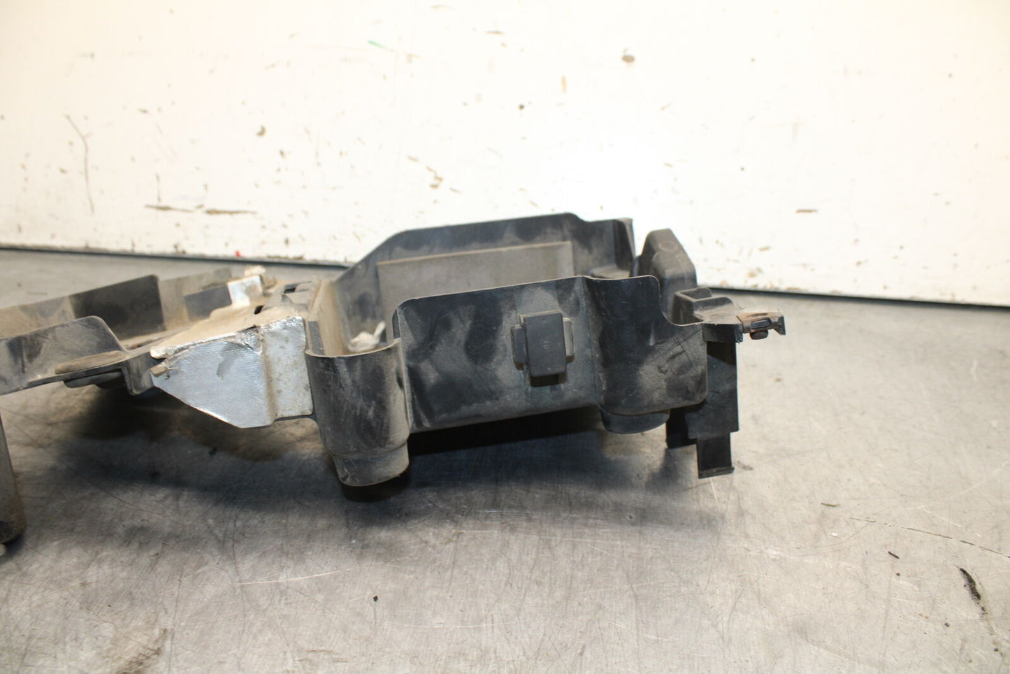 99-00 YAMAHA V STAR 1100 BATTERY TRAY BOX HOLDER BB711