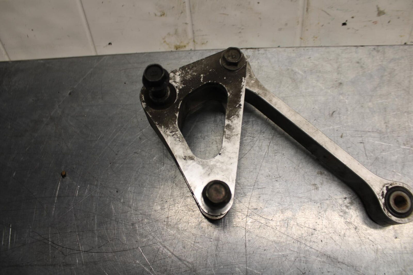 98-99 YAMAHA YZF R1 REAR DOGBONE SHOCK LINKAGE LINK 4XV-2217A-00-00 BB74