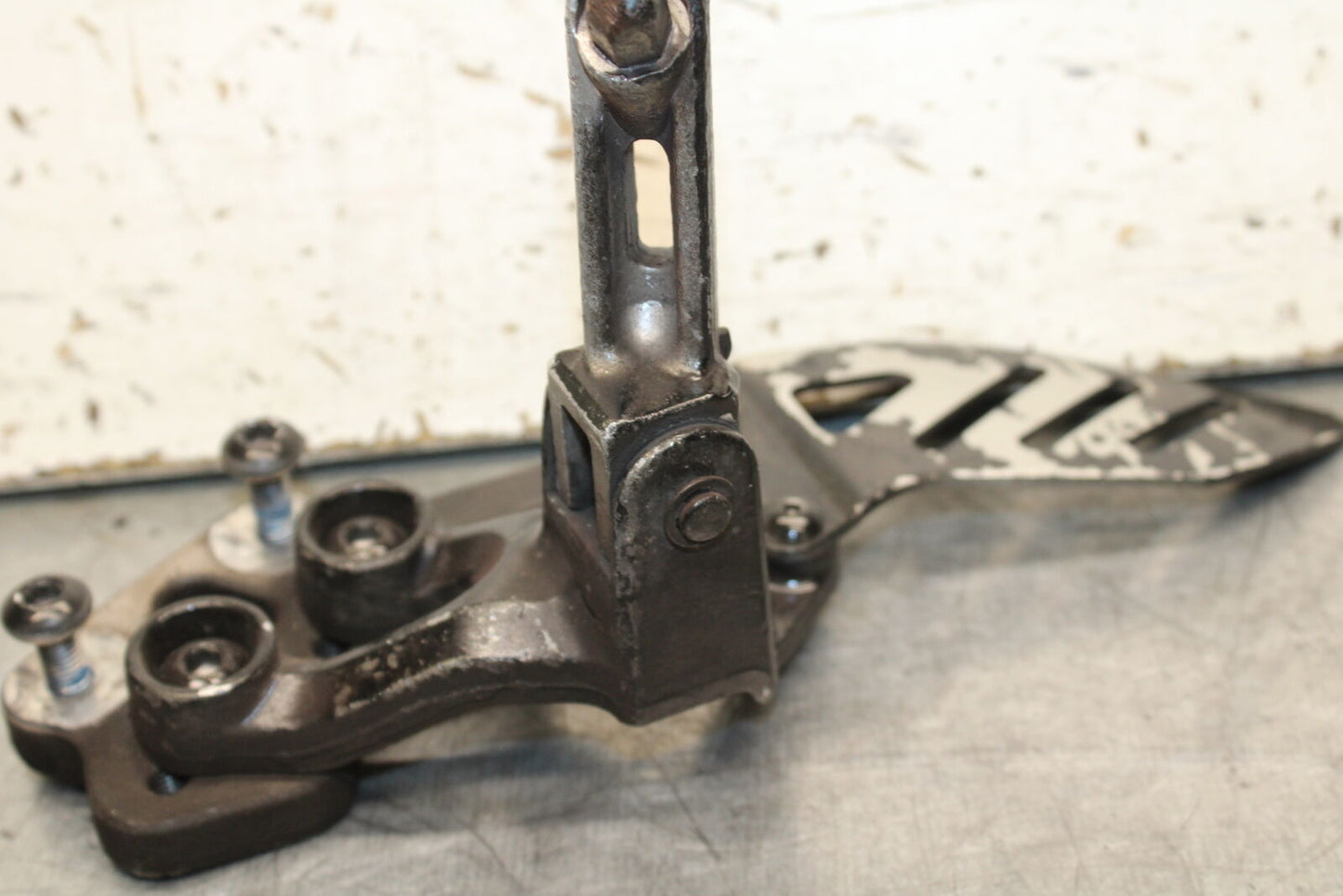 06-07 SUZUKI GSXR 600 LEFT REARSET REAR SET DRIVER FOOT PEG REST STOP BB737