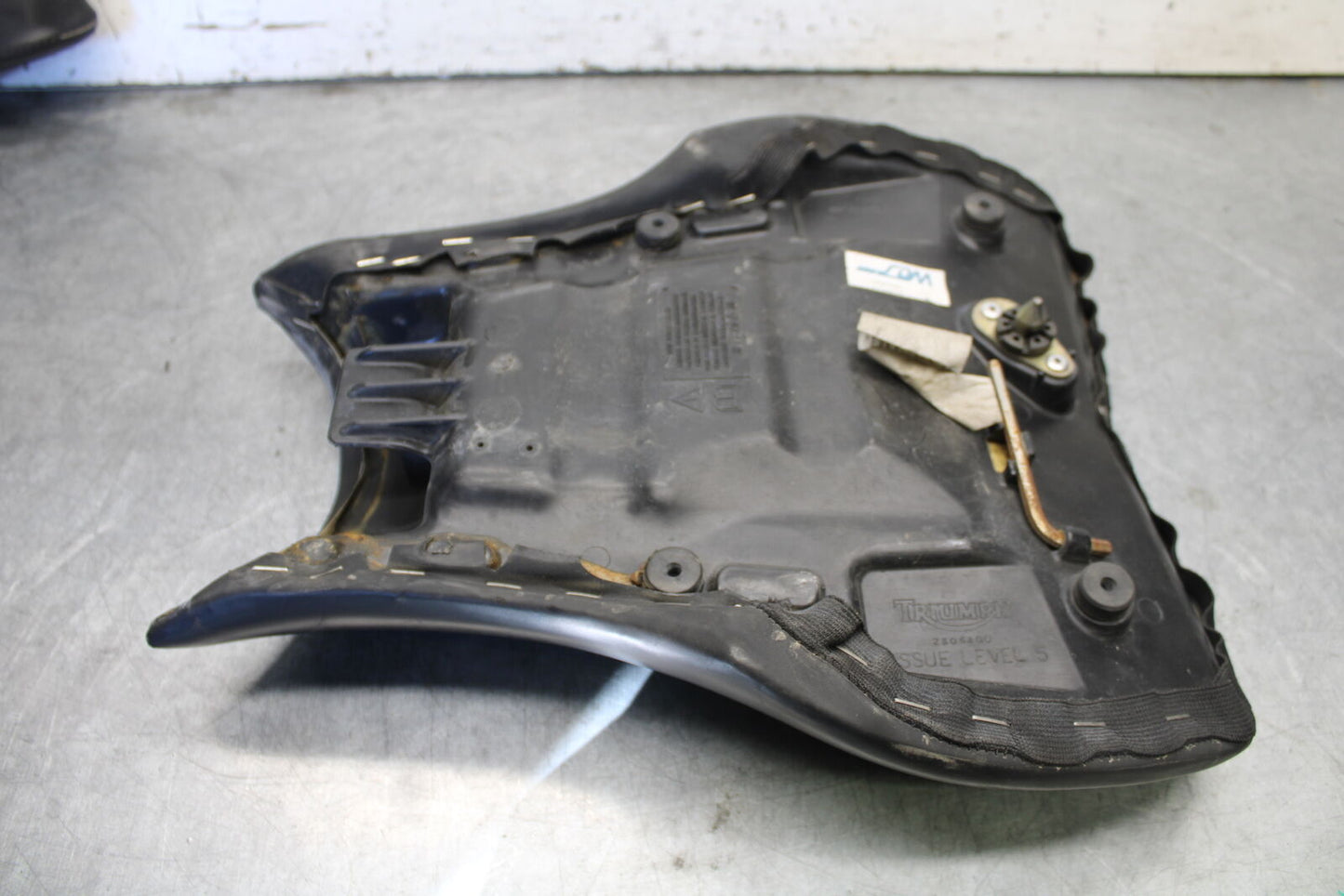07-08 TRIUMPH DAYTONA 675 FRONT DRIVERS SEAT PAD SADDLE PILLION T2306512 BB685