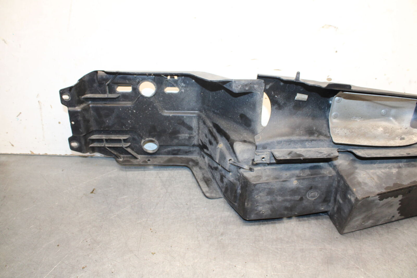 09-11 TRIUMPH DAYTONA 675 REAR BACK TAIL UNDERTAIL BATTERY TRAY PLASTIC BB652