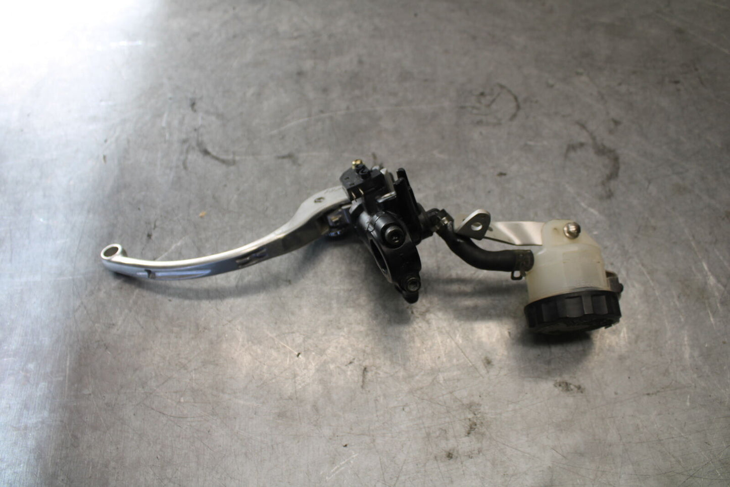 07-08 TRIUMPH DAYTONA 675 FRONT BRAKE MASTER CYLINDER w/ LEVER T2025700 BB685