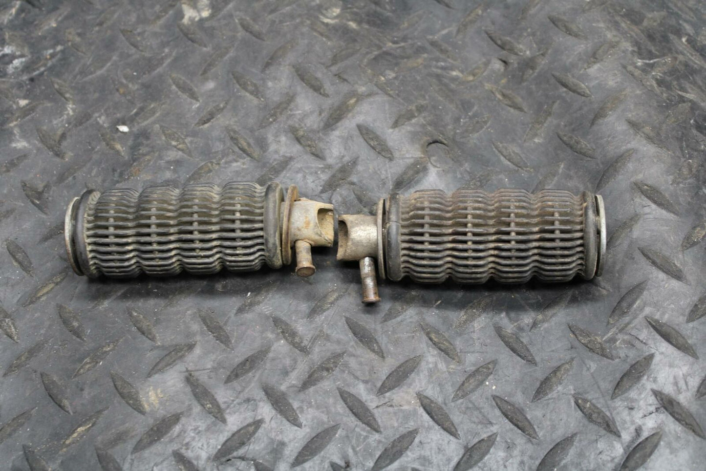78 SUZUKI GS550E REAR BACK PASSENGER PEG SET PAIR BB212