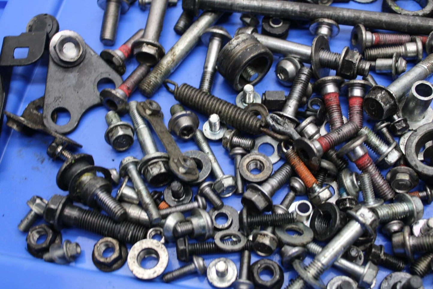 17 KAWASAKI Z900 ZR900 LEFTOVER MOUNTING BOLTS HARDWARE MOTOR BB549