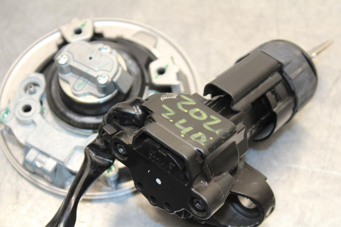 19-22 KAWASAKI Z400 IGNITION LOCK KEY SET W/ GAS CAP AND SEAT LOCK BB586