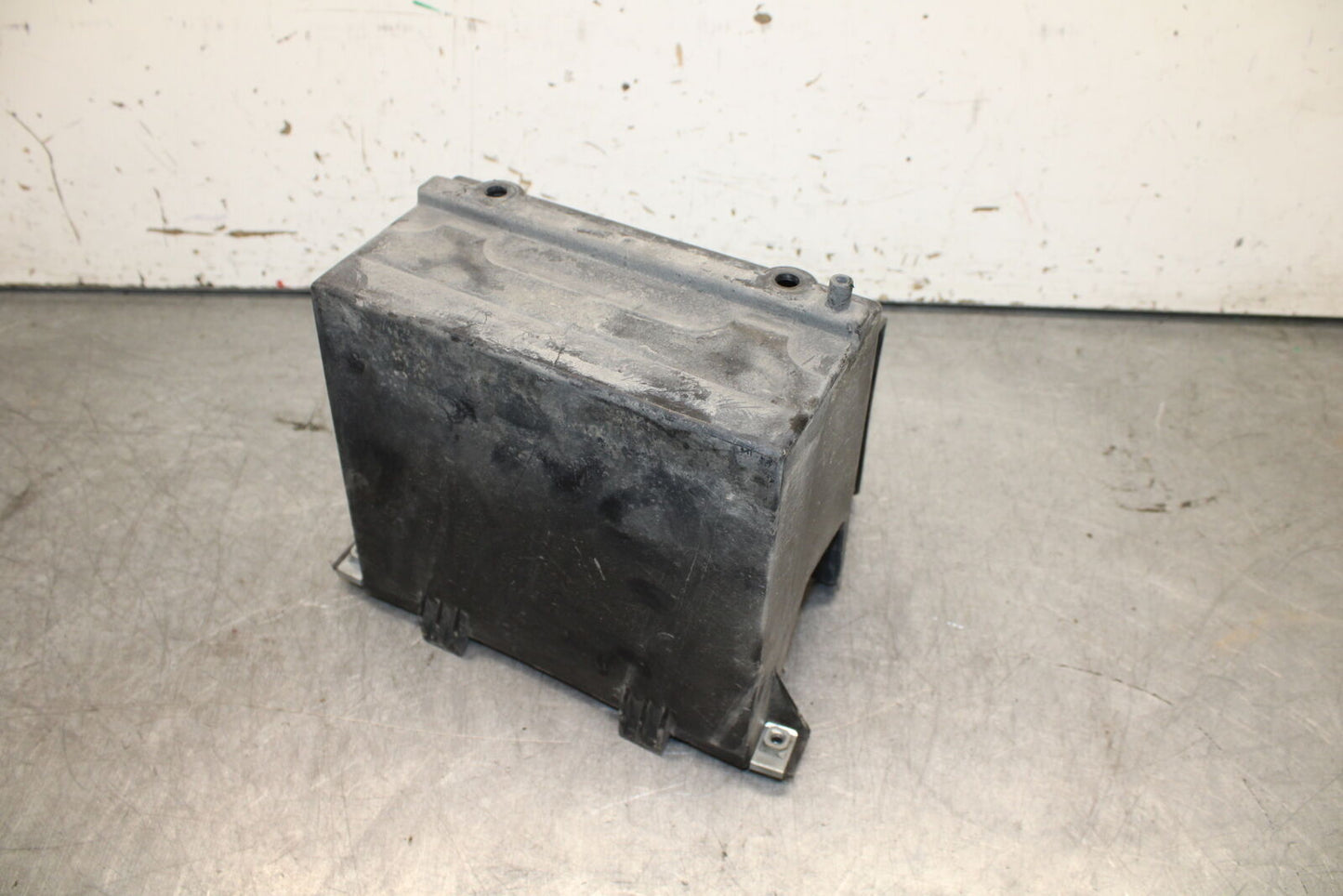 02-04 HONDA VTX1800S BATTERY TRAY BOX HOLDER BB712