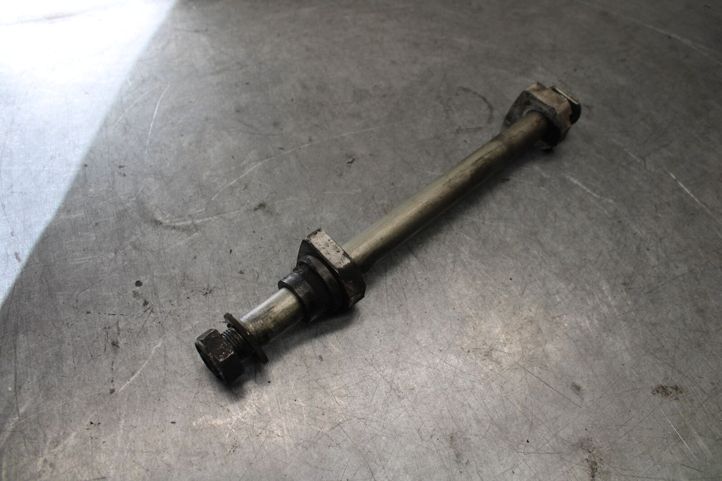07-08 TRIUMPH DAYTONA 675 REAR AXLE BACK WHEEL RIM PIVOT BOLT AXEL BB685