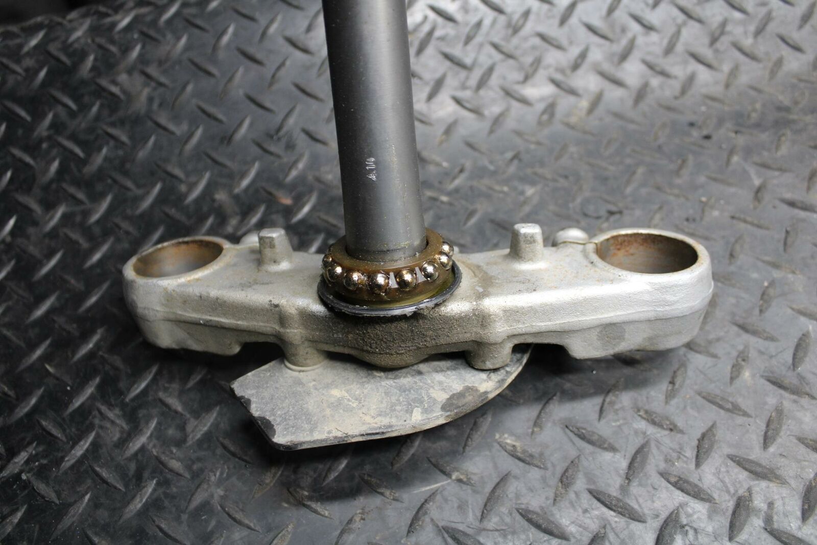 03 SUZUKI SV650S FRONT FORKS CLAMP LOWER TRIPLE TREE STEM 51410-17G20 BB219