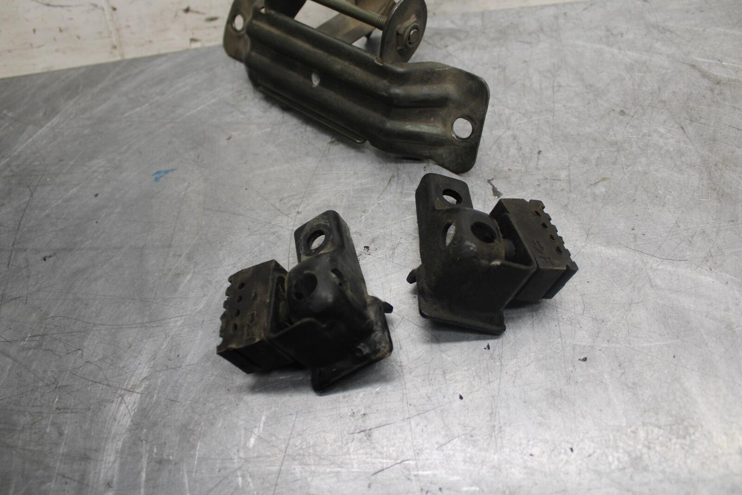 1998 Suzuki TL1000S GAS TANK FUEL CELL PETROL RESERVOIR BRACKET MOUNT BB508