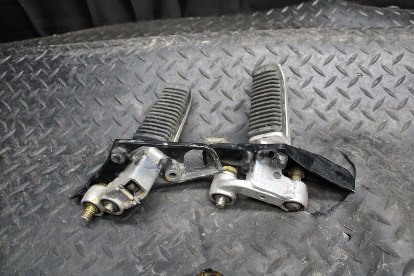 86 SUZUKI GS750ES RIGHT LEFT REARSETS REAR SET DRIVER FOOT PEGS BB233