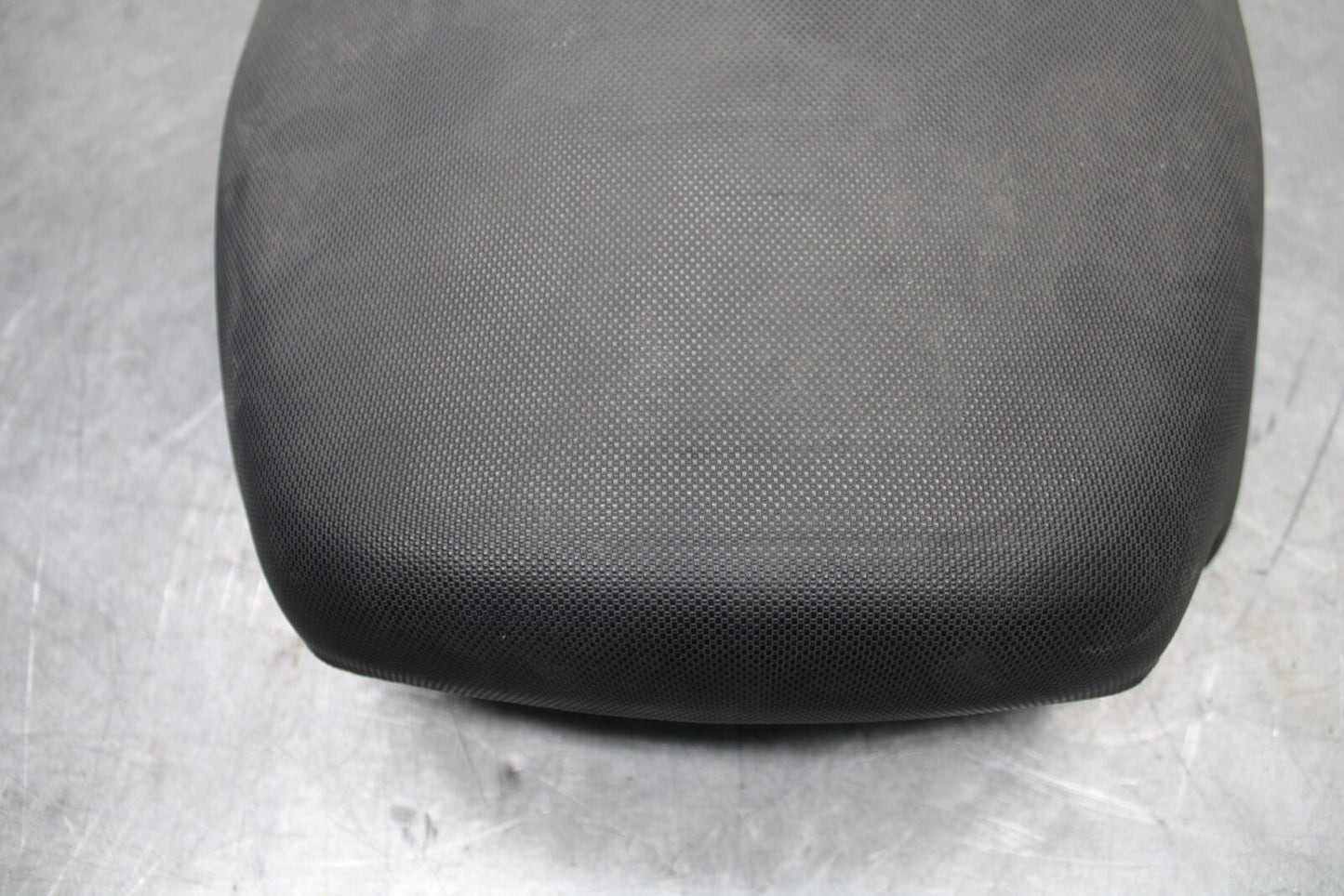 01-06 TRIUMPH TIGER 955I REAR BACK PASSENGER TANDEM SEAT PAD SADDLE BB693