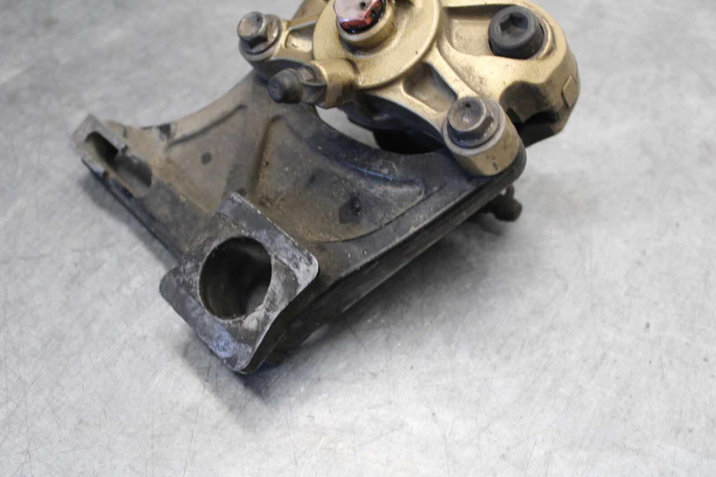 04-05 SUZUKI GSXR600 REAR BACK BRAKE CALIPER W MOUNT BRACKET BB658