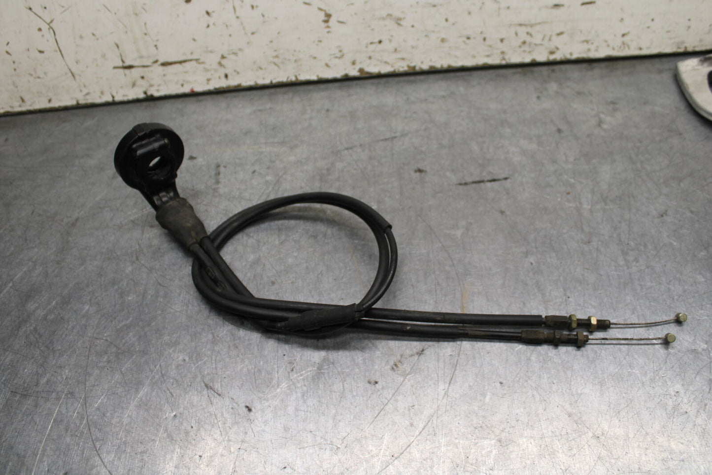 03-04 TRIUMPH DAYTONA 600 THROTTLE CABLE LINE HOUSING GUIDE BB745
