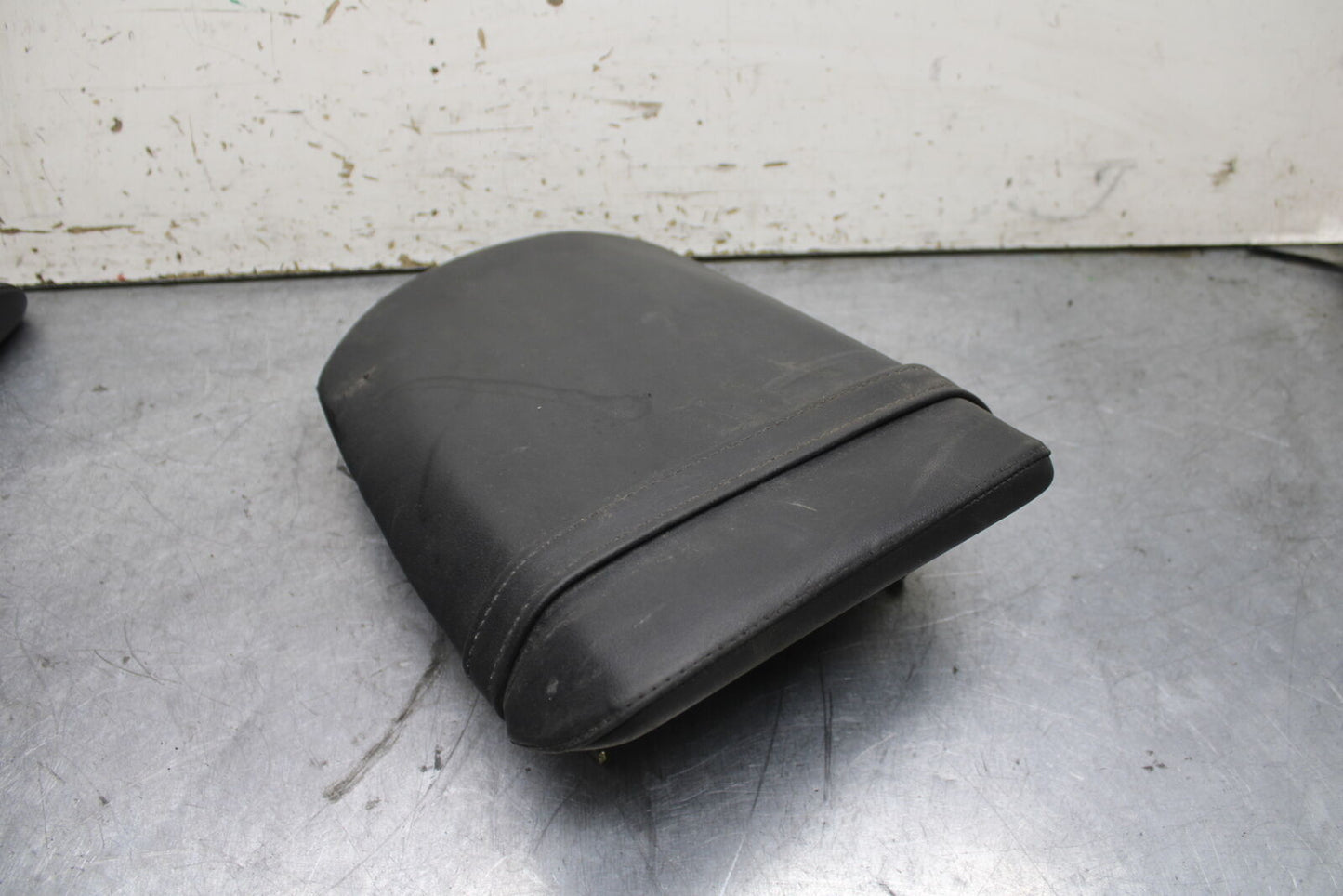03-04 TRIUMPH DAYTONA 600 REAR BACK PASSENGER SEAT PAD SADDLE PILLION BB745