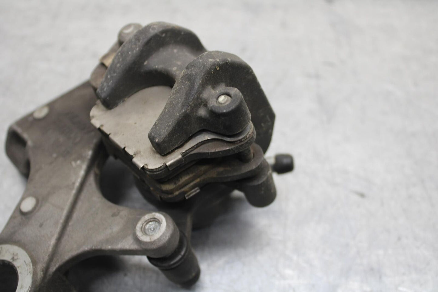 2011 Suzuki GSXR600 REAR BACK BRAKE CALIPER W MOUNT BRACKET 69100-47H10-999 BB94