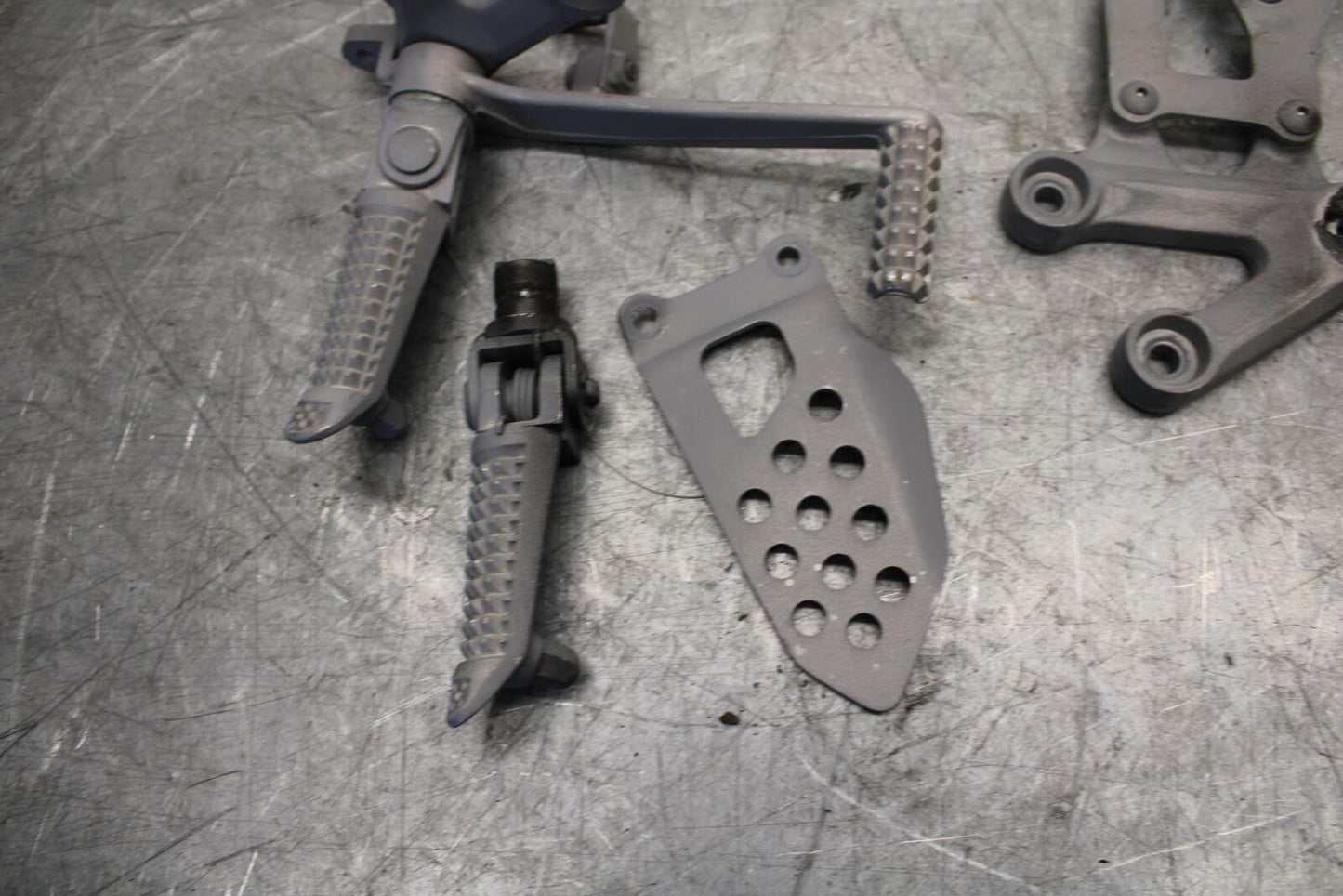 2004 Suzuki GSXR600 LEFT RIGHT REARSET REAR SET DRIVER PEG BRACKETS MOUNTS BB528