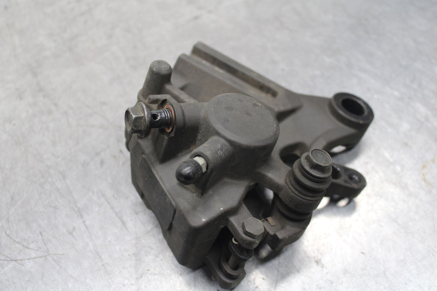 15-17 YAMAHA YZF R3 REAR BACK BRAKE CALIPER W MOUNT BRACKET BB111