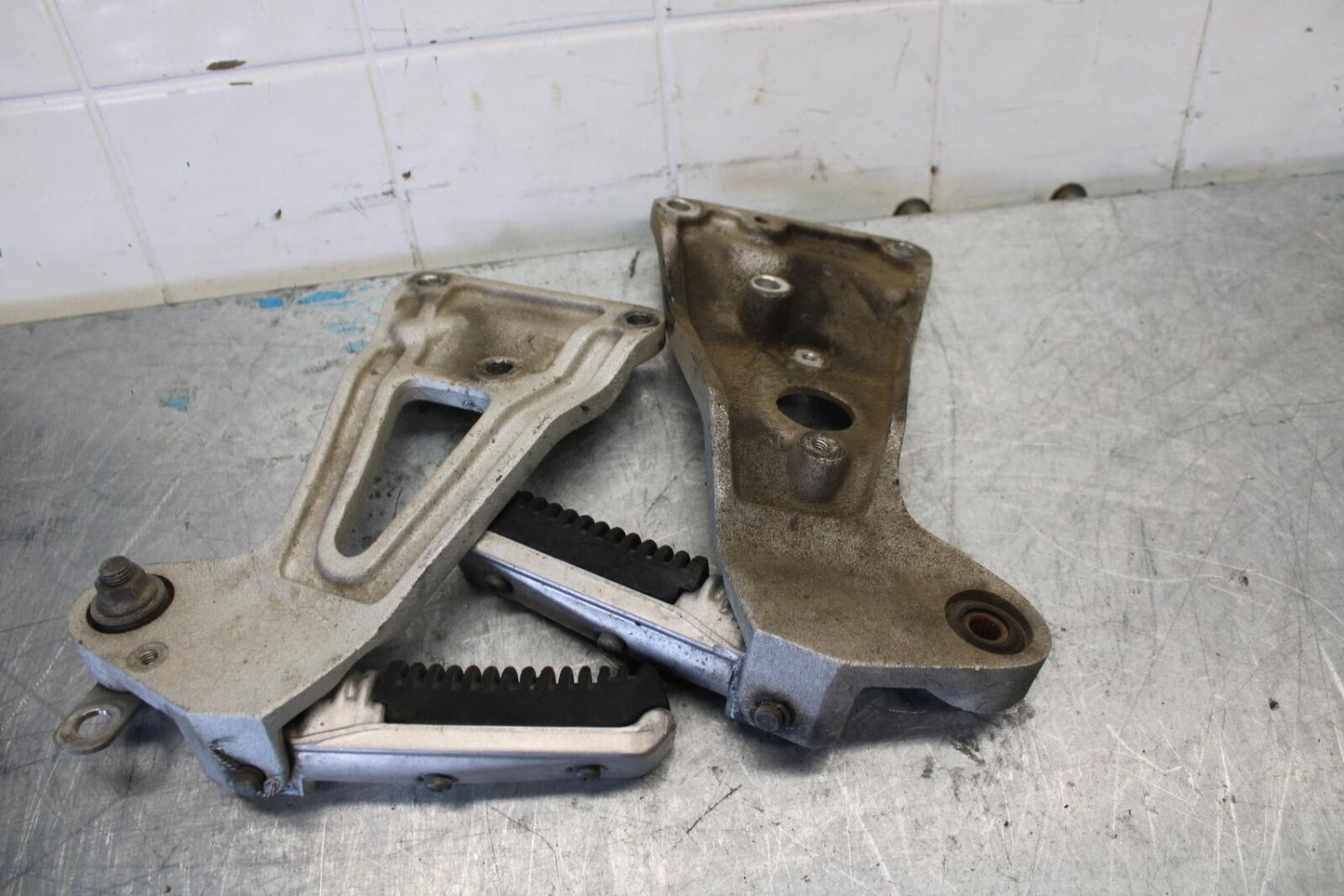 91-92 SUZUKI GSXR1100 GSXR 1100M REAR BACK PASSENGER PEG SET PAIR BB435
