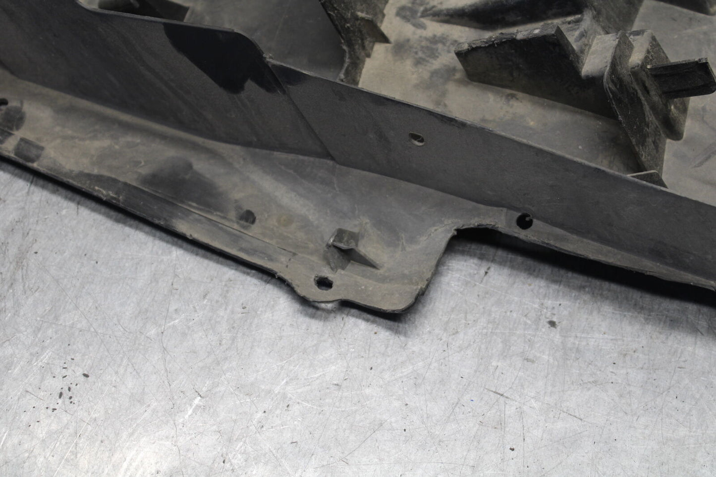 04-05 SUZUKI GSXR600 REAR BACK TAIL UNDERTAIL BATTERY TRAY PLASTIC BB658