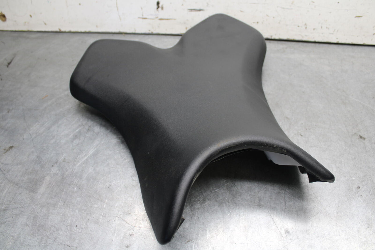 04-06 YAMAHA YZF R1 FRONT DRIVERS SEAT PAD SADDLE PILLION 5VY-24710-00-00 BB659