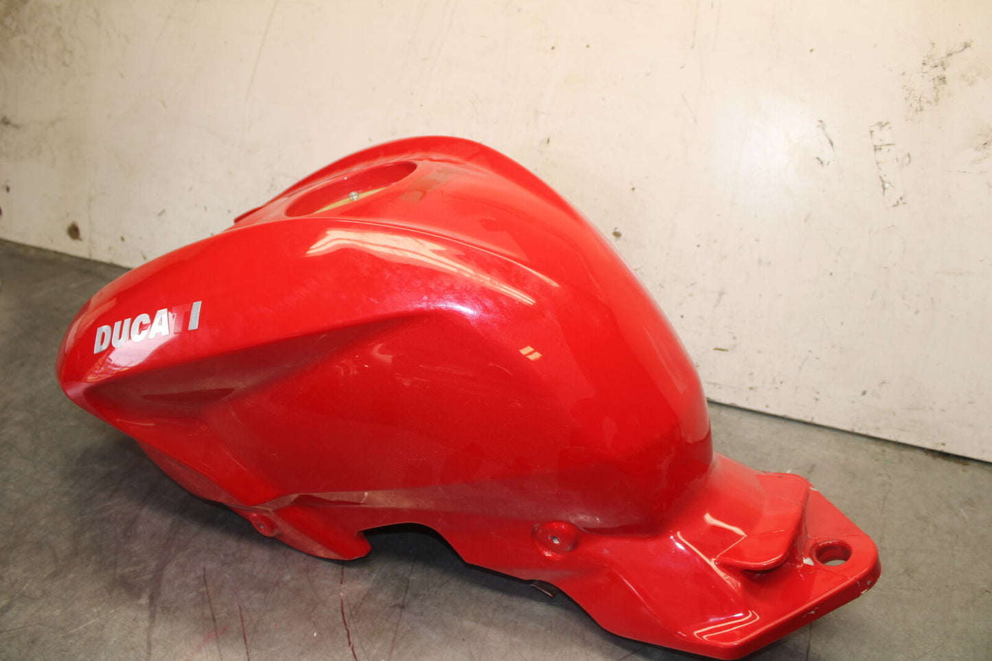 09-11 DUCATI STREETFIGHTER GAS TANK FUEL CELL PETROL RESERVOIR BB705