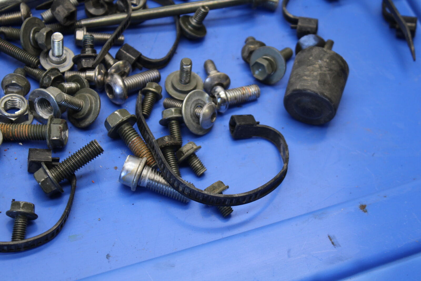 04 SUZUKI GSXR600 LEFTOVER MOUNTING BOLTS HARDWARE MOTOR SCREWS BB676