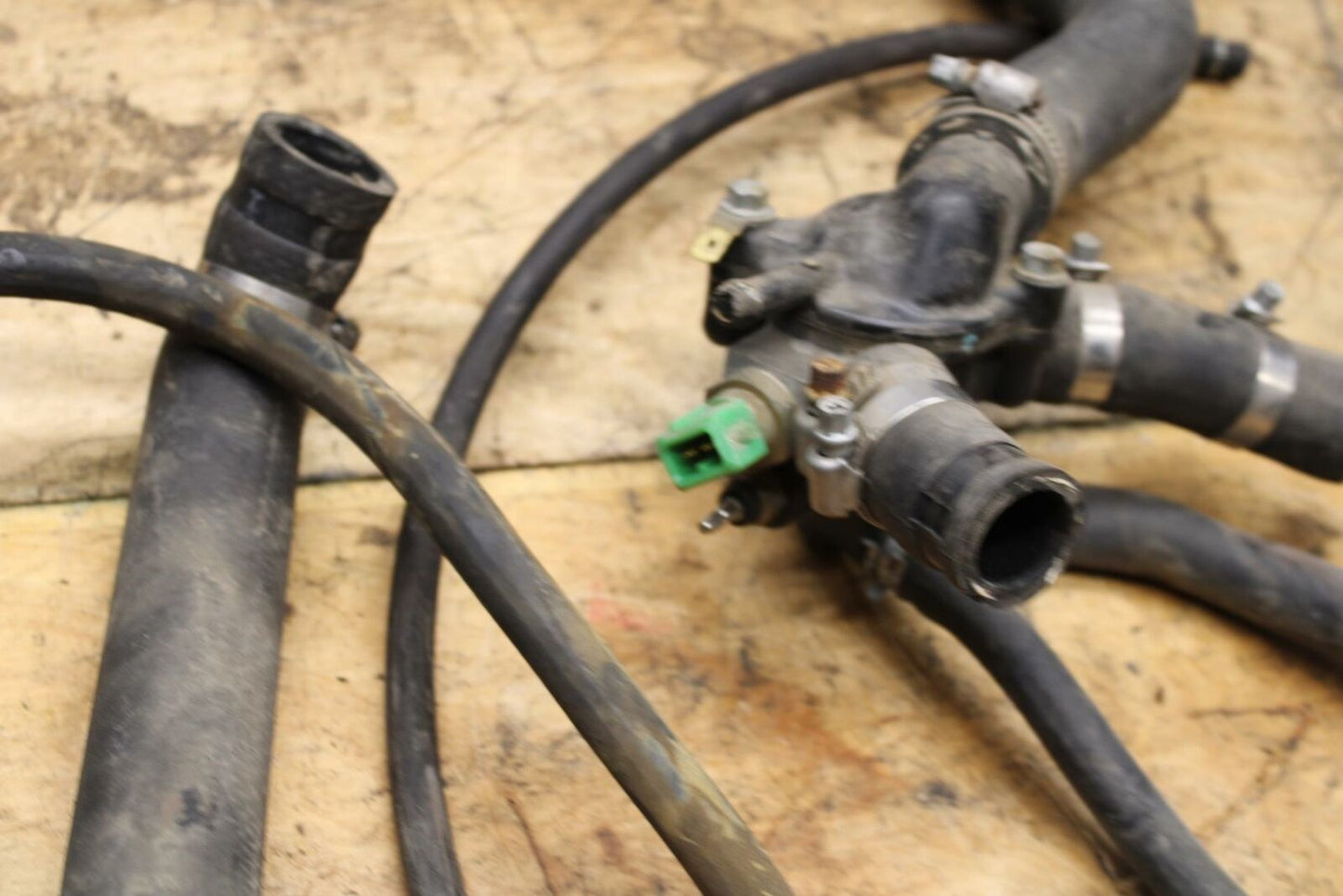 98-05 HONDA SUPER HAWK 1000 VTR1000F THERMOSTAT W HOUSING ASSEMBLY W HOSES BB341