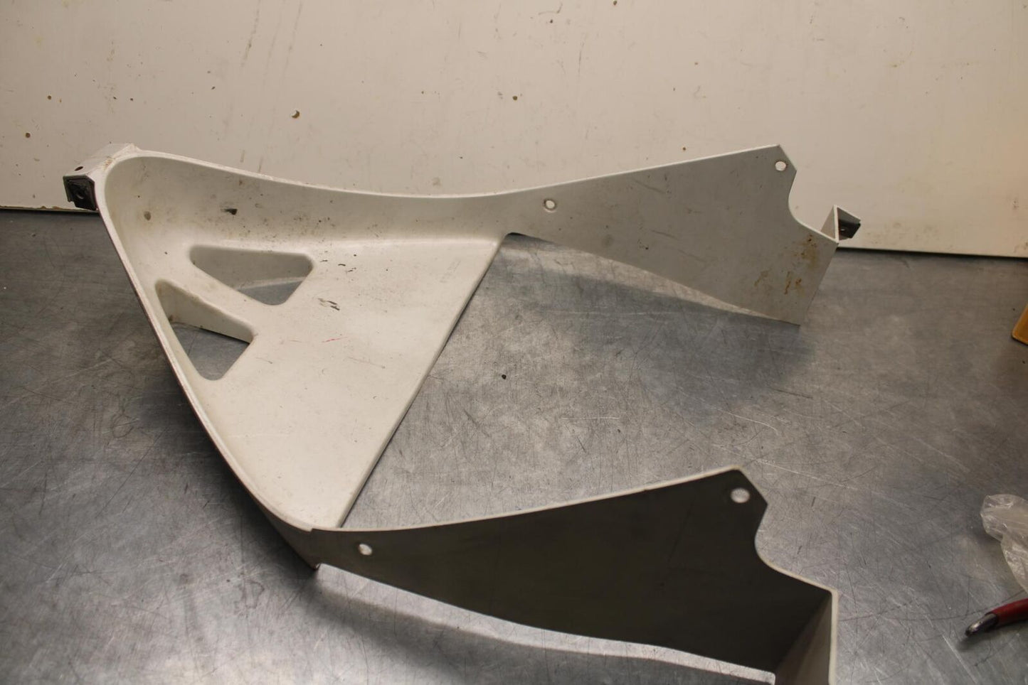 1992 Yamaha FZR1000 FRONT LOWER INNER EXHAUST V FAIRING COWL GUARD BB339
