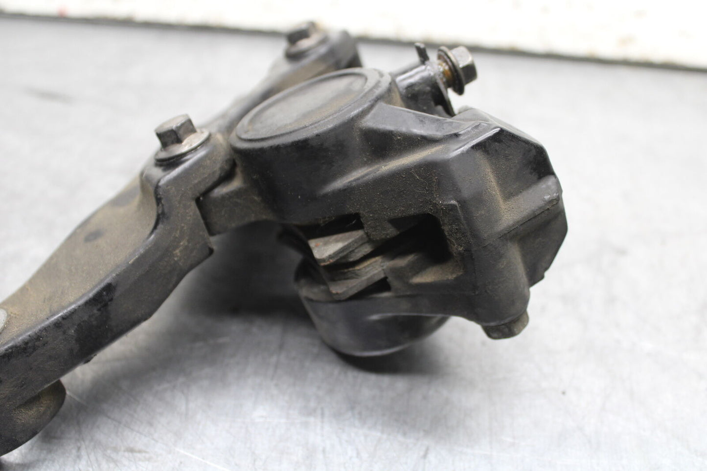 99-00 YAMAHA V STAR 1100 REAR BACK BRAKE CALIPER W MOUNT BRACKET BB711