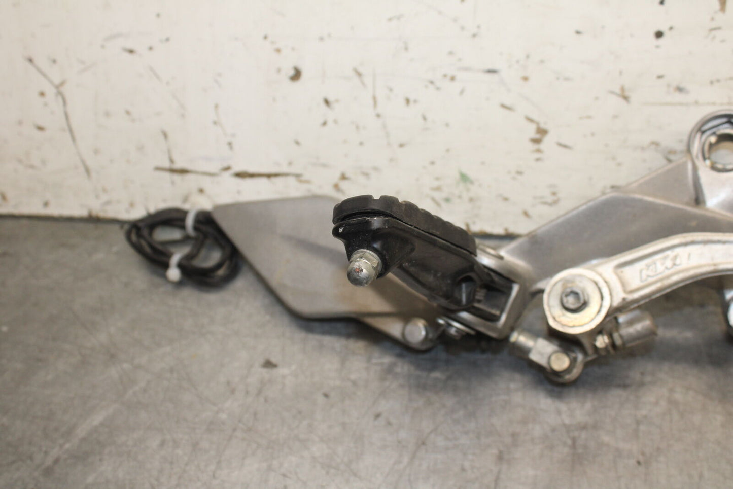 13-16 KTM 390 DUKE RIGHT REARSET REAR SET DRIVER FOOT PEG REST STOP BB748