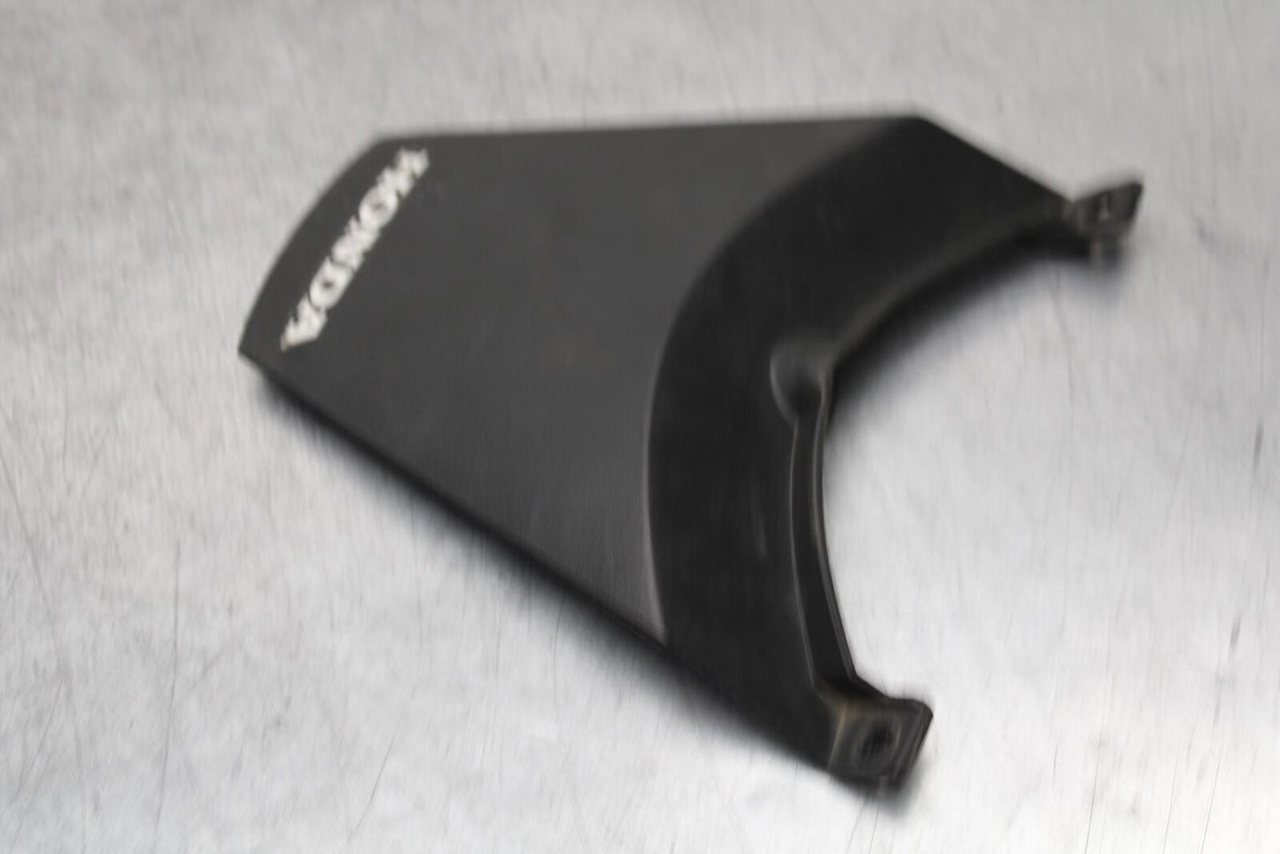 11-19 HONDA CBR125R CENTER REAR BACK TAIL FAIRING COVER TRIM COWL BB105