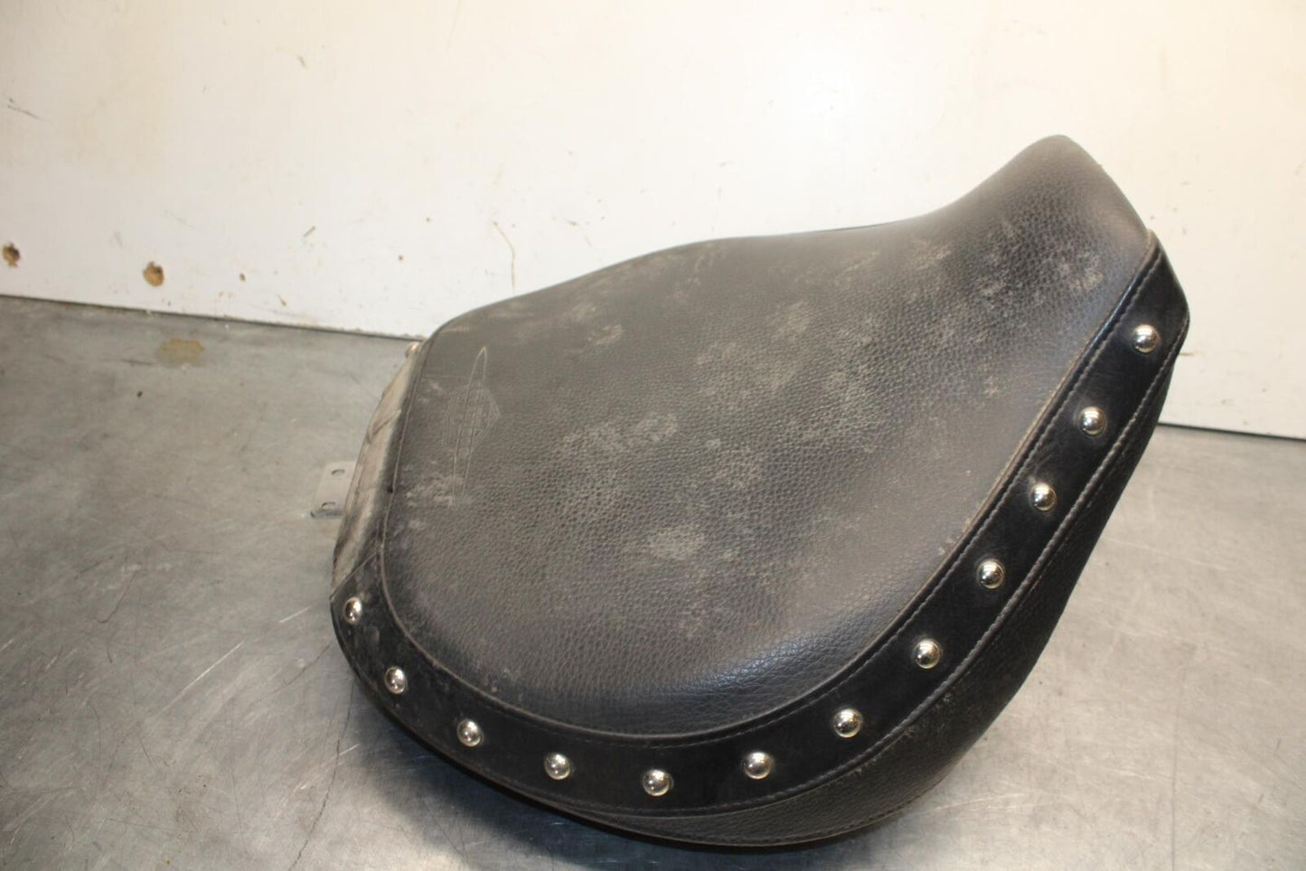 2013 Suzuki Boulevard C50T FRONT DRIVERS SEAT 45100-06J00-V4Y BB625