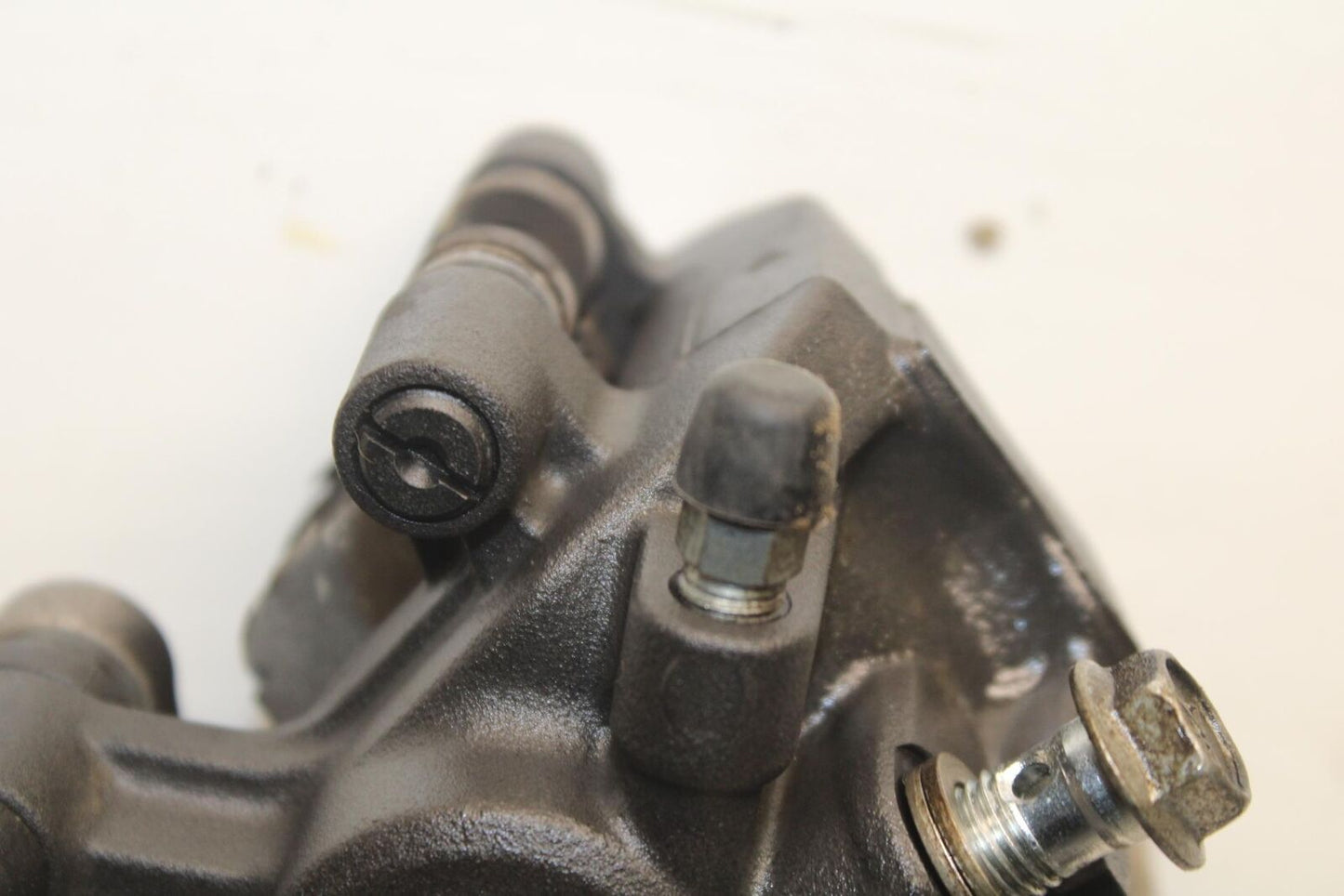 2011 Suzuki GSXR600 REAR BRAKE CALIPER W MOUNT BRACKET 69100-47H10-999 BB605