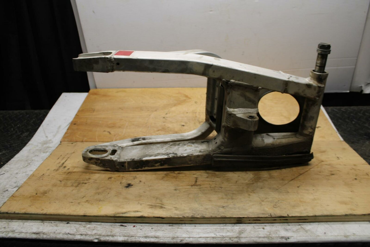 99-00 YAMAHA YZF R6 REAR SWINGARM BACK SUSPENSION SWING ARM BB327