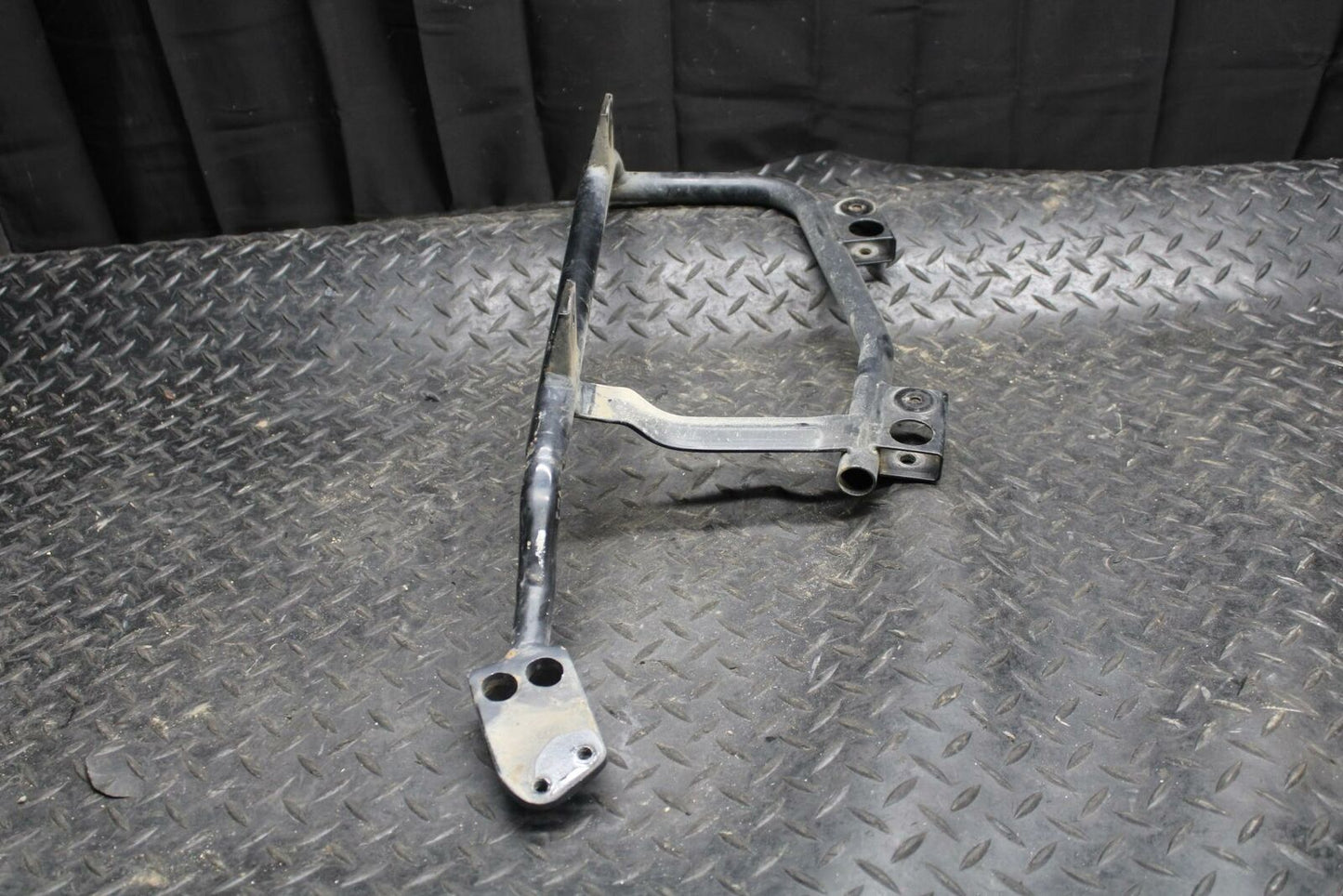 02 YAMAHA V STAR 1100 SADDLEBAG RIGHT CASE MOUNTING BRACKET MOUNT BB199
